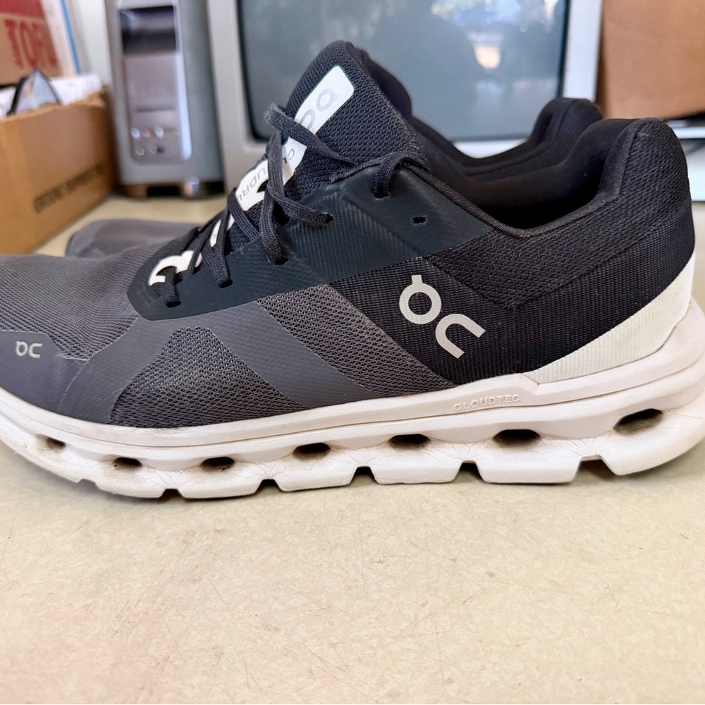 Mens 11 On Cloud Cloudrunner Shoes Eclipse/Frost … - image 2